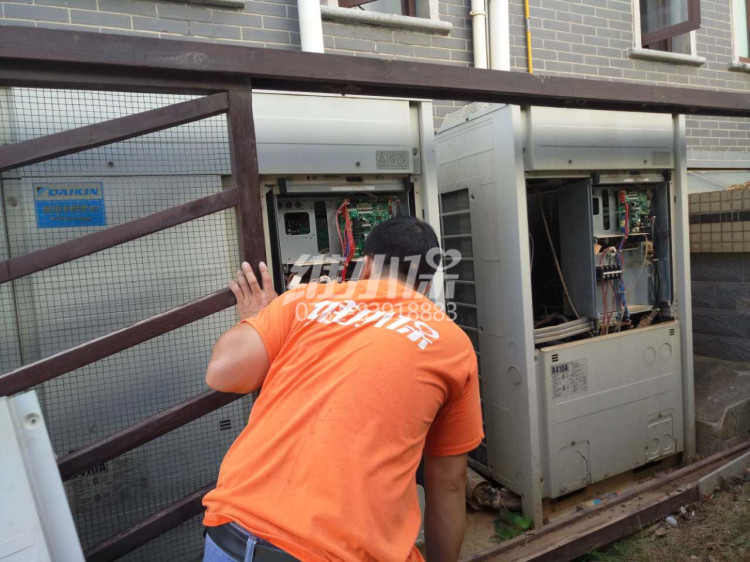 大金多聯(lián)機維修1.jpg 大金多聯(lián)機維修1.jpg